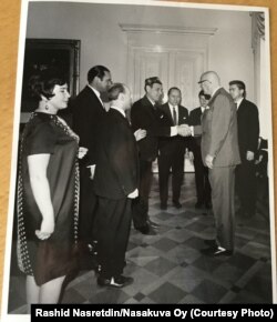 Илһам Шакиров Финляндия президенты Урһо Кекконен белән күрешә. Татар артистларының Финляндиягә беренче сәфәре, Һелсинки, 28 май 1968