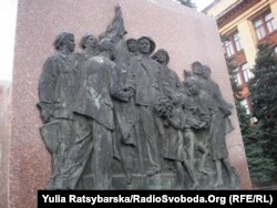 Барельєф радянської доби на Площі Героїв Майдану у Дніпропетровську