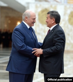 Сооронбай Жээнбеков и Александр Лукашенко на саммите ОДКБ в Минске. 30 ноября 2017 года.