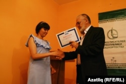 Татар телендә иҗат итүче Сөмбел Гыймалетдинованы бүләкләү