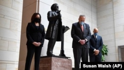 Сенаторы США Камала Харрис (слева) и Кори Букер (справа) вместе с лидером сенатского меньшинства сенатором Чаком Шумером во время молитвы на Капитолийском холме.