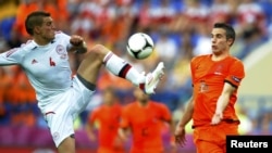 فن پرسی در بازی مقابل دانمارک در سال ۲۰۱۲