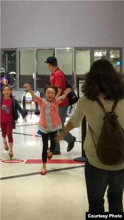 "Project143" уюму берген сүрөт. Кайрадан конокко келген кызды аэропортто тосуп алуу