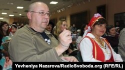 Перекладач Олександр Рибалко та одна з учасниць ансамблю «Вайсал»