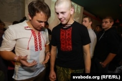 Францишак Вячорка (с) милли киемнәр чарасына килгән хәрби белән сөйләшә