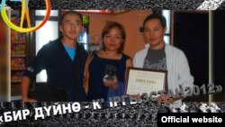 "Азаттыктын" кабарчылары (солдон оңго карай): Кубат Касымбеков, Аида Касымалиева, Мирлан Токталиев