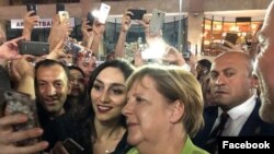 Ангела Меркель фотографируется с жителями столицы