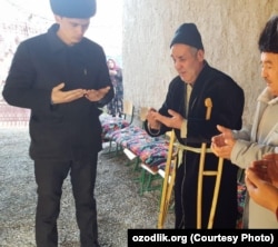 Жители Намангана ждут тела своих родственников, сгоревших в автобусе в Казахстане.