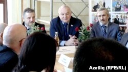 Түгәрәк өстәл сөйләшүендә Фаил Ибятов (с), Илдар Гыйлметдинов (у) һәм Фәрит Мохтасаров