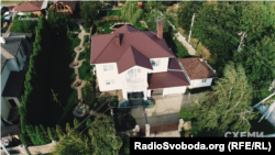 Однак маєток належить не Гуцулякові чи його сім'ї, а подрузі його дружини