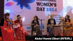 Курдский женский ансамбль на концерте в честь Международного женского дня. Эрбиль, Курдистан. 8 марта 2014 года.
