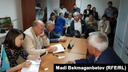 Дольщики, вложившие средства в строительство жилого комплекса «Оберег», на собрании в офисе компании-застройщика. Астана, 27 июля 2016 года.