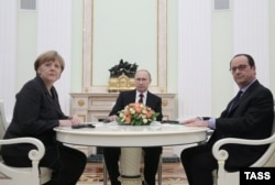 Володимир Путін, Анґела Меркель та Франсуа Олланд під час зустрічі в Кремлі, 6 лютого 2015 року