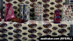 Türkmeniň gyzyl halylary hem ak reňke boýaldy.