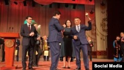 Маданият, маалымат жана туризм министри Алтынбек Максүтов "Азаттыктын" кабарчысы Зайырбек Ажыматовго Жолон Мамытов атындагы республикалык сыйлыкты тапшырууда. 09.12.2015-ж.