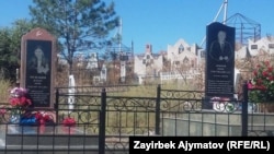 Казат Акматовдун сөөгү кызы Мунабиянын жанына коюлган.