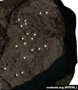 Лункі на адным зь беларускіх валуноў складаюцца ў нешта падобнае да сузор’я. Падобных камянёў з лункамі па Беларусі знайшлі больш за 50, на некаторых іншых дасьледчыкі таксама бачаць сузор’і