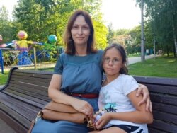 Вольга Хабр з дачкой Сашай на вакацыях у Менску, 2018 год