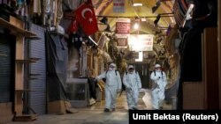 Стамбулдун базарындагы санитардык кызматкерлер, 25-март 2020-жыл.
