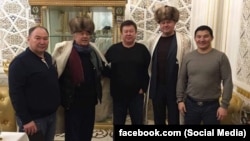 Кыргызстанские спортивные функционеры и Салим Абдувалиев. Точная дата снимка неизвестна.