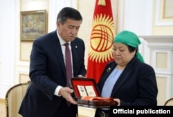 Өктөм Мамаева жана мурдагы президент Сооронбай Жээнбеков. Архив.