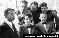 Олена Теліга з товаришами перед походом в Україну. Зліва перший ряд: Орест Оршанськи-Чемеринський, Олена Теліга, Улас Самчук. Другий ряд: Михайло Михалевич, Омелян Коваль, О. Русов. Львів, літо 1941 року