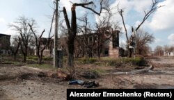 Вулиці Маріуполя були всіяні тілами загиблих цивільних під час масштабного вторгнення Росії до України, квітень 2022 року