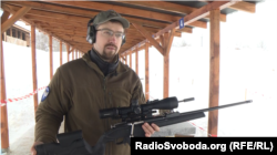 Експерт зі снайпінгу Тарас Олійник показує гвинтівку