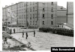 Фотография двора жилого дома, сделанная во время нацистской оккупации Смоленска в 1941-1943 годах. Местную журналистку оштрафовали за публикацию этой фотографии.