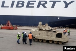 Розвантаження американської військової техніки в порту Риги, 9 березня 2015 року