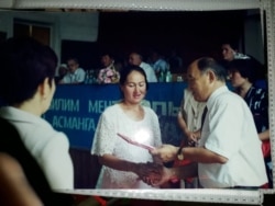 Сайрагул получает звание "Отличник образования".