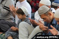На молитве в центральной мечети Алматы. 1 сентября 2017 года.