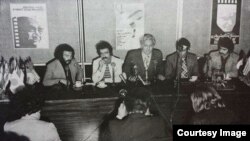 از چپ: اسفندیار منفردزاده، مسعود کیمیایی، منوچهر انور، بهروز وثوقی، فرامرز قریبیان در نشست فیلم گوزنها در جشنواره فیلم تهران (۱۳۵۳)