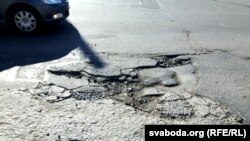 Выбоіны — найбольш характэрныя дэфэкты праезнай часткі магілёўскіх дарог