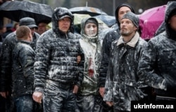 Антимайдан на Алеї Слави у Запоріжжі, обсипаний борошном. 13 квітня 2014 року