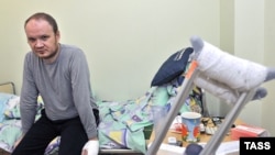 Олег Кашин спустя 1.5 месяца после избиения, декабрь 2010 года