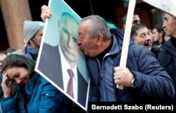 Шанувальник російського президента Володимира Путіна цілує його портрет. Белград, 17 січня 2019 року