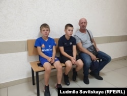 Сыновья и отец Артема в суде