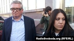 Костянтин Кагаловський і Ортодоксія Нікія біля входу в будівлю, де розташований офіс «ТВі», Київ, 26 квітня 2013 року