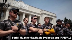 Члени організацій «Національний корпус» і Національні дружини» під час акції біля Верховної Ради України. 2019 рік