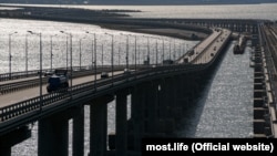 Автомобили на Керченском мосту, архивное фото