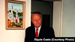 Барыс Кіт на фоне карціны, намаляванай ім самім. Франкфурт-на-Майне, 1992