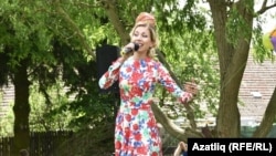 Җырчы Илүсә Хуҗина