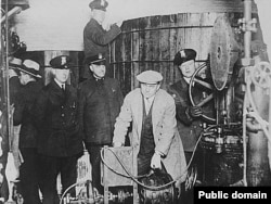 Полиция Детройта уничтожает подпольную пивоварню. 1928 год