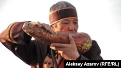 Болот Байрышев демонстрирует игру на унгэрэке (алтайский аналог саз-сырная). Алматы, 7 июня 2014 года.