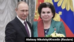 Ресей президенті Владимир Путин (сол жақта) мен ресейлік депутат, тұңғыш ғарышкер әйел Валентина Терешкова. Кремль, Мәскеу, 24 мамыр, 2017 жыл.