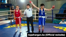 60 кг.салмактагы финалдык таймаш. Солдон оңго: Акжол Сулайманбек уулу (Кыргызстан) жана Доржиамбу (Монголия). 6-июль, 2015-ж. Атырау шаары.