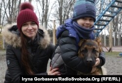 Семилетний Нестор пришел обучаться в школу юных кинологов со своим щенком по кличке «Палермо». Мама, Наталья Шиман, в группе поддержки. На фото слева направо Наталья Шиман, Нестор Шиман и «Палермо»