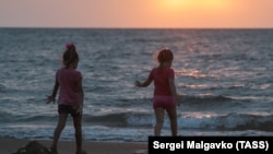 Діти на узбережжі Азовського моря в селищі Курортне. Ілюстративне фото