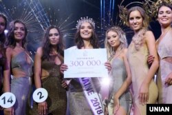 В центрі: 23-річна киянка, переможниця конкурсу «Міс Україна-2018» Вероніка Дідусенко під час церемонії нагородження в Києві, 20 вересня 2018 року. Згодом Дідусенко дискваліфікували